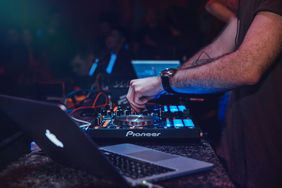 How to master DJ scratching in 2026 from beginner to pro level - Turning scratching into performance skill and personal style